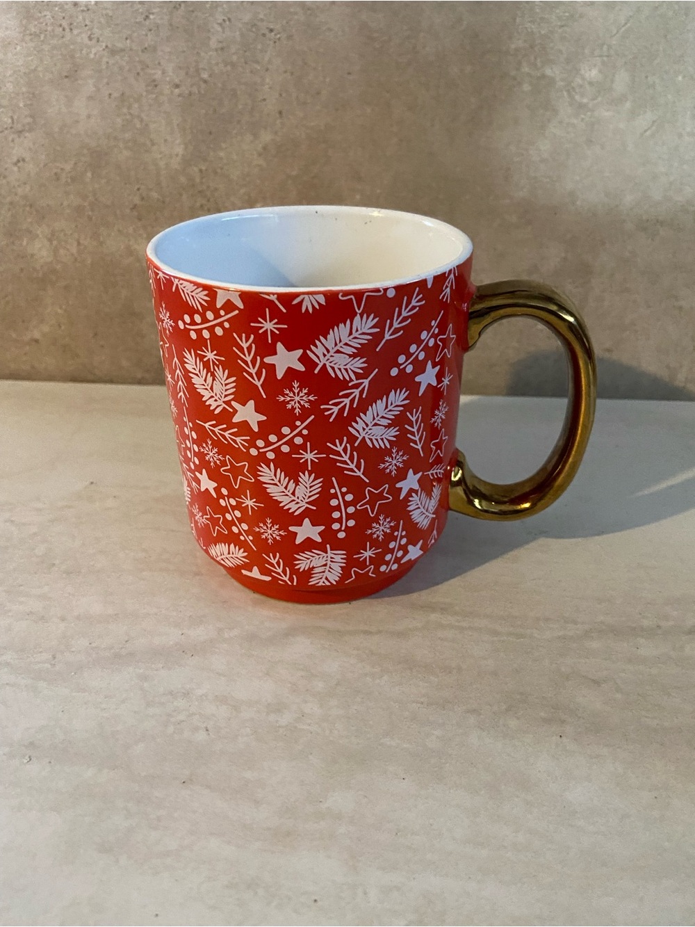 Red Holiday Pattern Ceramic Mug with Gold Handle The Red Holiday Sparkle Mug